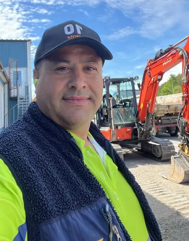 Ramez framför grävmaskin